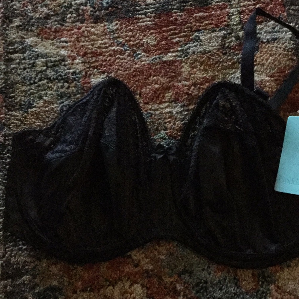 Black strapless bra